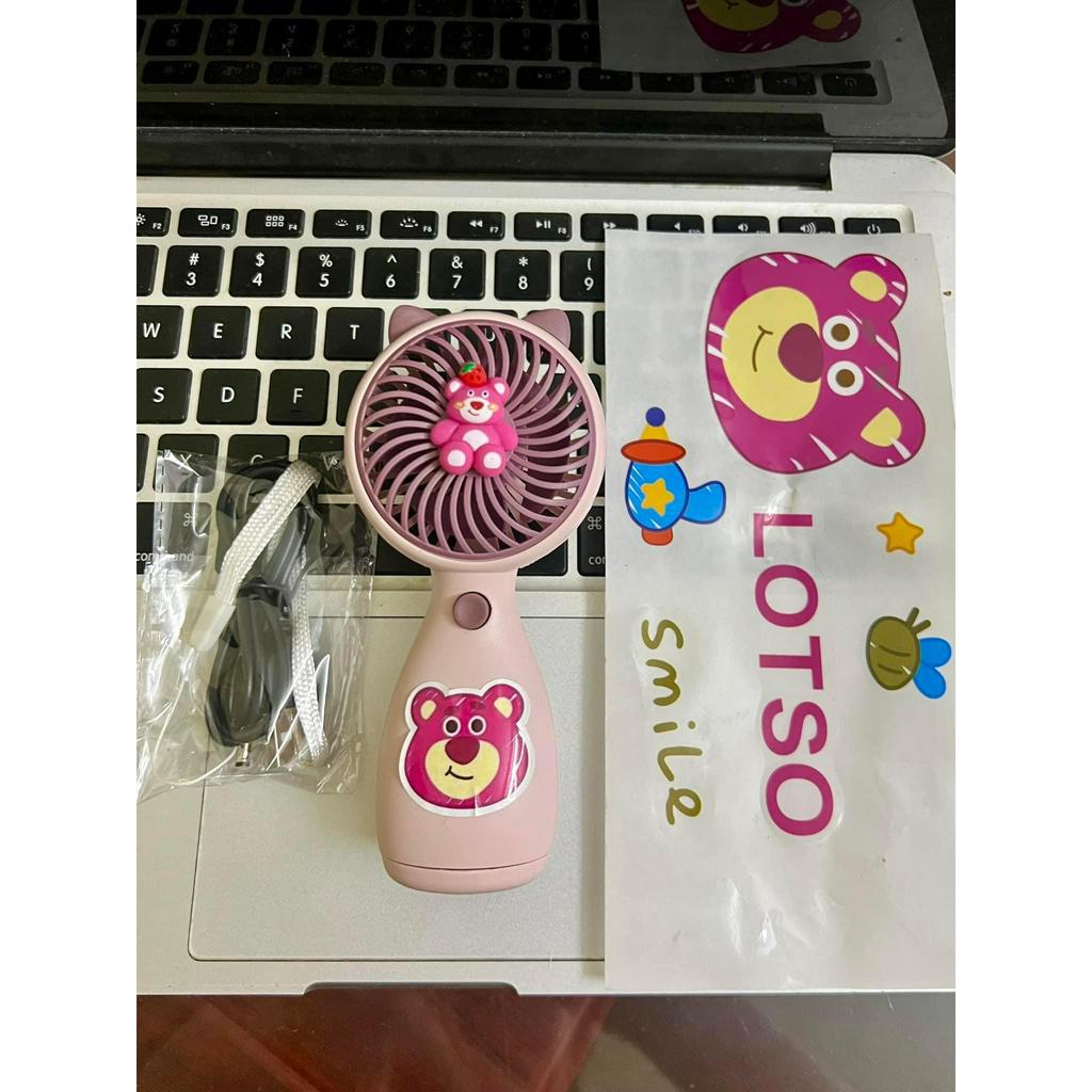 Quạt gấu dâu Lotso HAPPY GIFT - quạt cầm tay quạt tích điện mini sạc pin tích điện gió êm ái không ồn