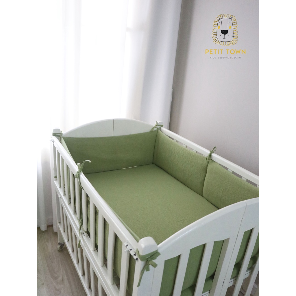 Quây cũi sơ sinh xô muslin chần bông màu xanh lá Petit Town