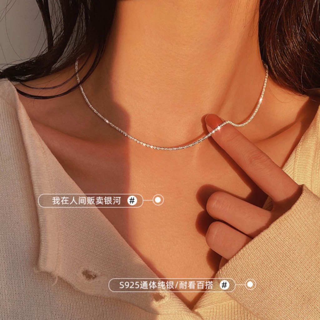 Vòng cổ tinh xảo sáng chiếu thời trang