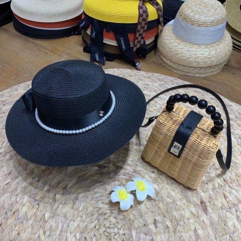 Mũ cói vành nhỏ đi biển đai dây ngọc gắn chữ sang chảnh