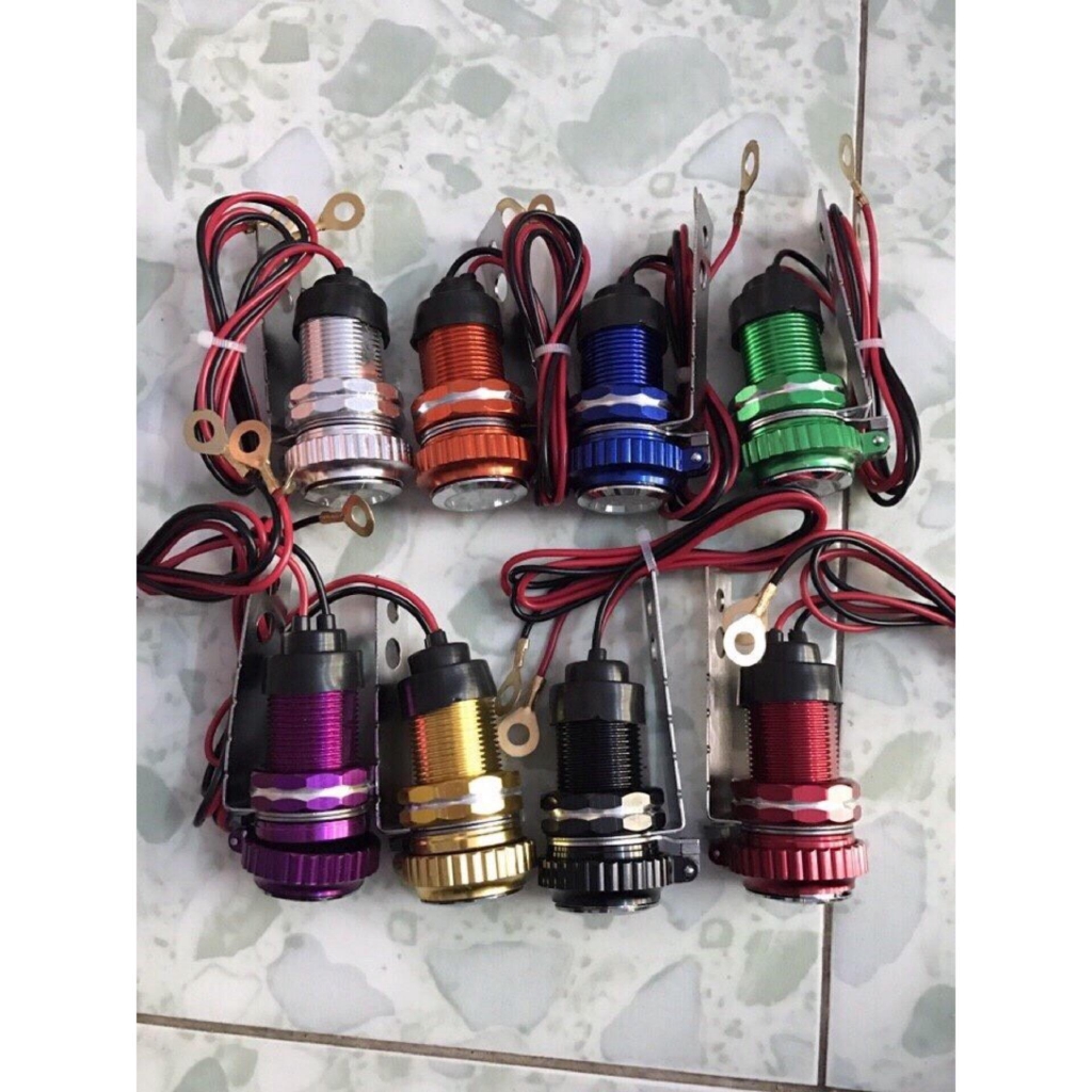 Sạc điện thoại trên xe máy có đồng hồ