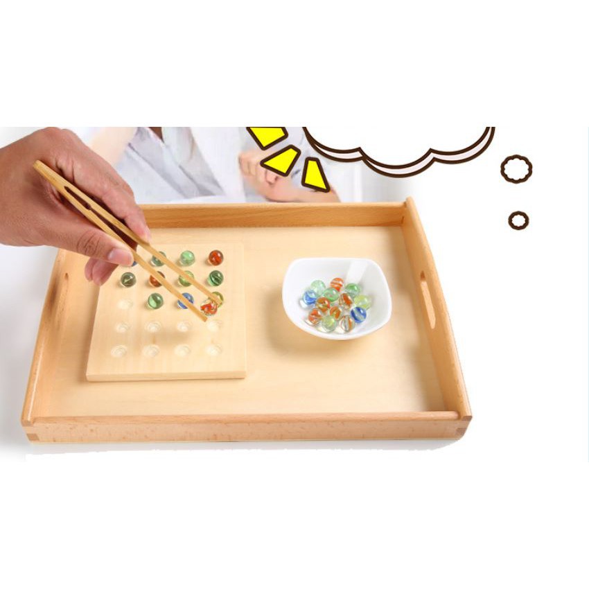 Giáo cụ Montessori - Tập gắp bi rèn vận động tinh