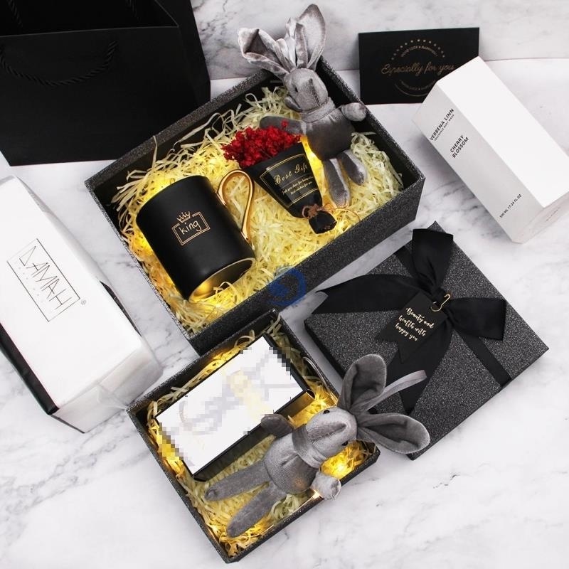 Hộp đựng quà tặng màu đen kèm nơ sang trọng