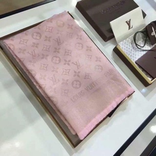 Khăn Lv vuồng hồng nhũ vàng