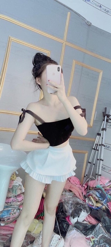 Sĩ set áo 2 dây ruy băng và chân váy xếp ly may kèm quần