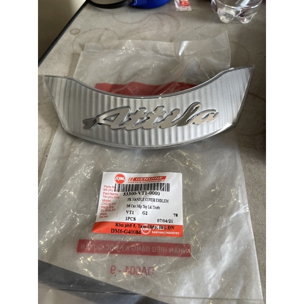 Đề can nắp tay lái trước xe Attila Victoria chân bấm