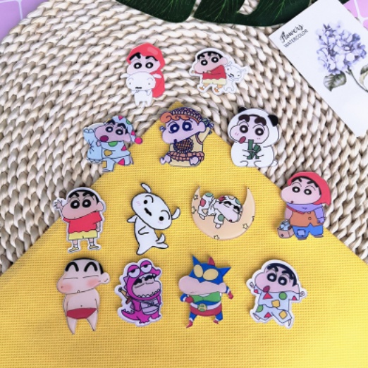 Ghim Cài Áo Hình Cậu Bé Bút Chì Shin-Chan Dễ Thương Sáng Tạo