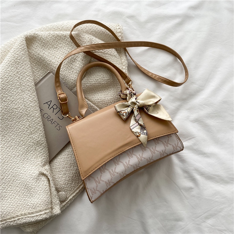 Túi đeo chéo vai in chữ thời trang năm 2021