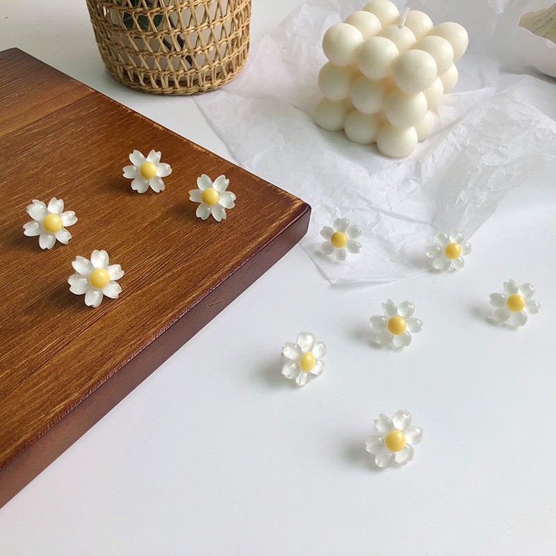 Đôi bông tai bông hoa cúc nạm đá vàng