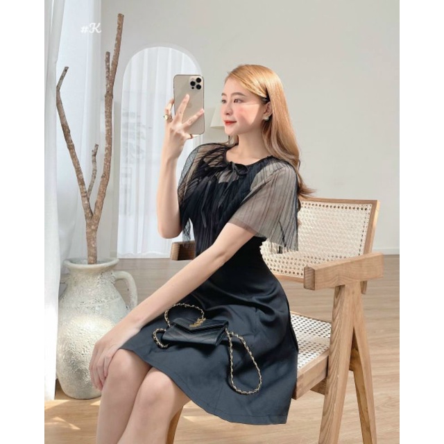 Đầm đen xoè cổ phối voan dập li