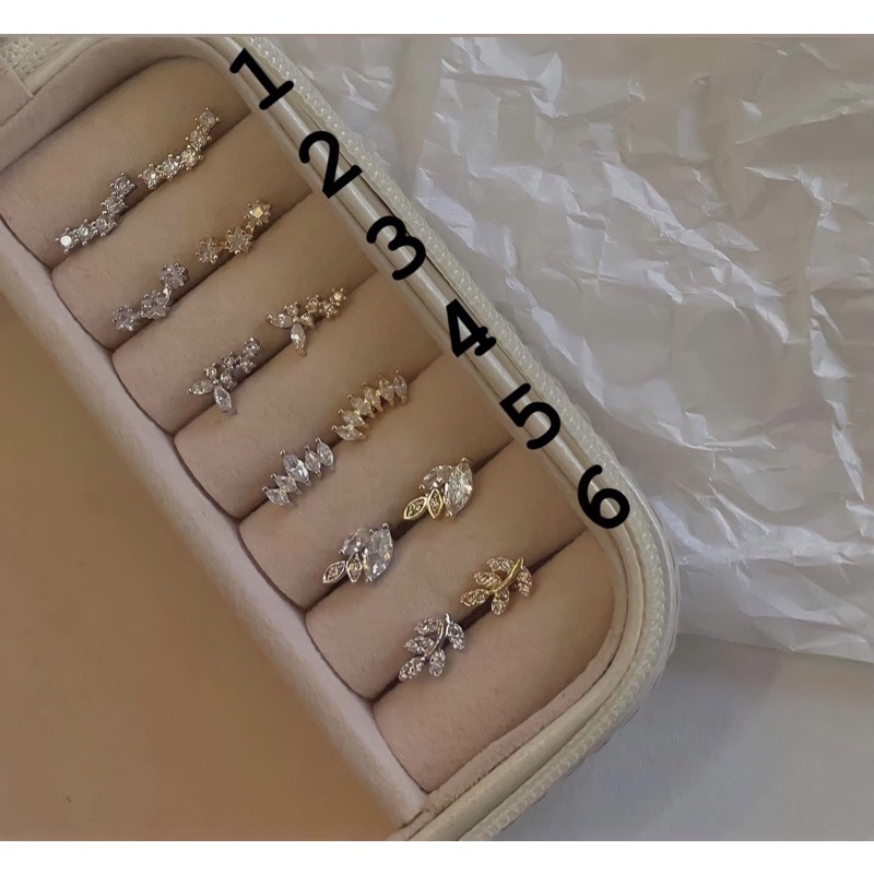 1 chiếc bông tai Thép y tế hoa lá đính đá