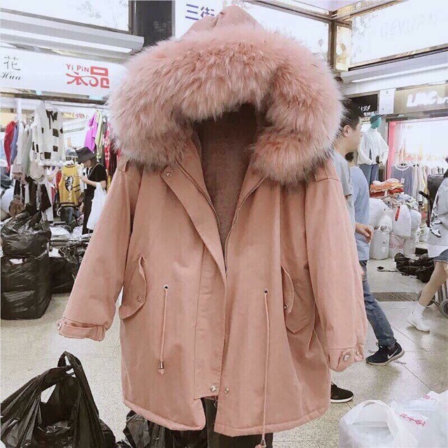 Áp khoác lông nha ce ơi. Đẹp rẽ mẫu nhà mặc nhé. Cầm nặng tay luôn ạ ấm lắm nhé