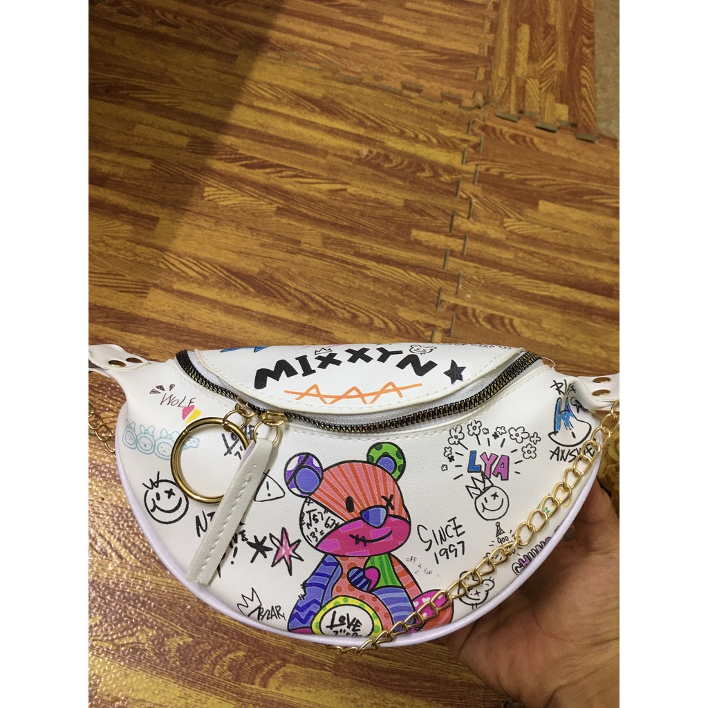 Túi bao tử nữ, túi đeo chéo trước hông in hình gấu xinh xắn dây phối xích đi chơi cá tính