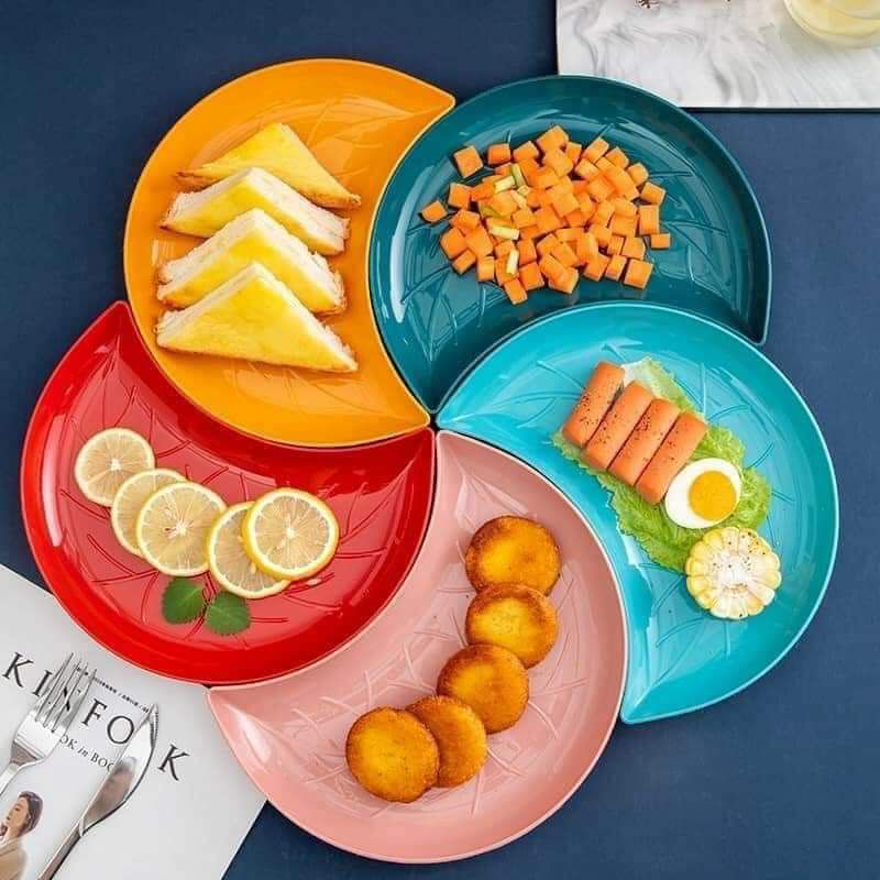 Đĩa nhựa hình bán nguyệt xếp hình hoa đựng hoa quả