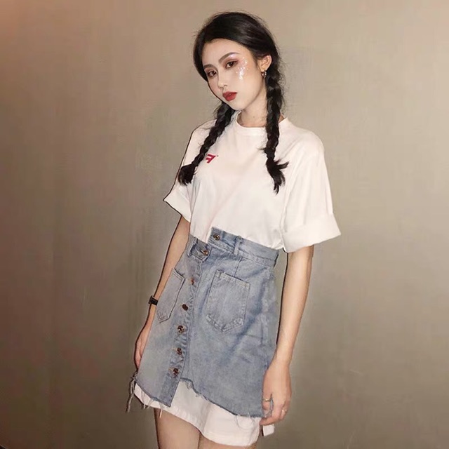 Áo phông dài kết hợp với chân váy