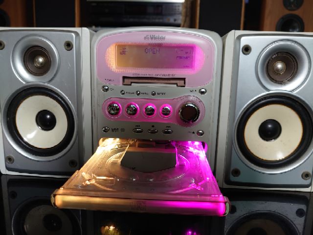 Dàn mini Victor QX1 bãi zin, lung linh trong đêm tối, nhỏ mà mạnh mẽ.