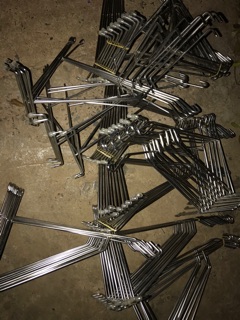 móc inox treo lồng chim lên tường