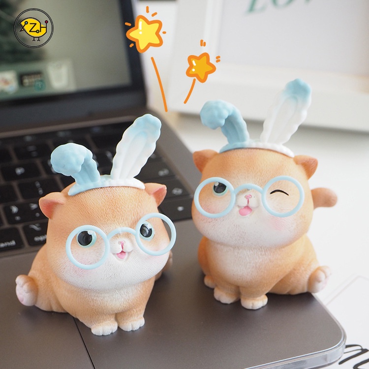 Tượng mô hình mèo cute đeo kính bờm thỏ làm quà tặng lưu niệm, trang trí bàn làm việc, trang trí taplo xe ô tô Mee Store