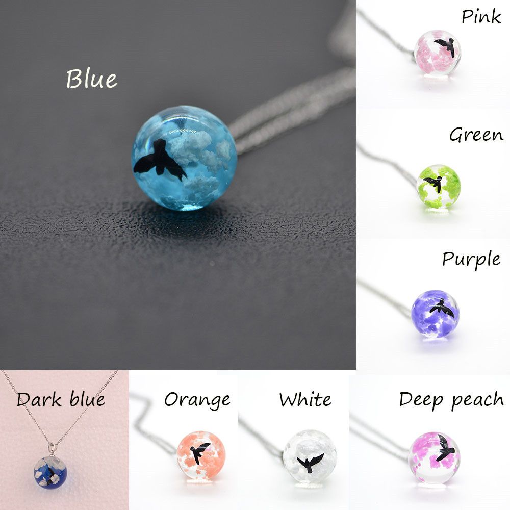 Dây chuyền mặt hình quả bóng tròn resin màu bầu trời mây xanh lam trong suốt phối chim đại bàng nhỏ thời trang cho nữ