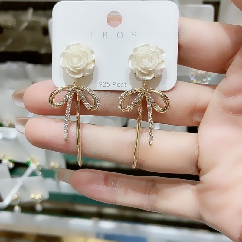 Hoa Tai Dáng Dài Mặt Hình Hoa Trà Phối Tua Rua Phong Cách Vintage