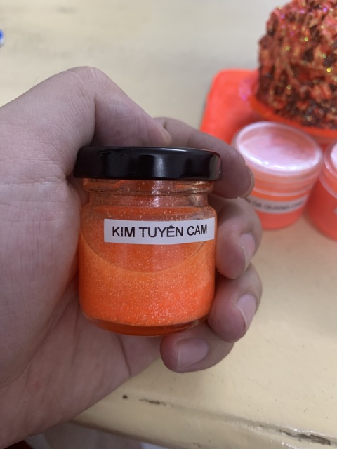 Sơn dạ quang cam và kim tuyến cam