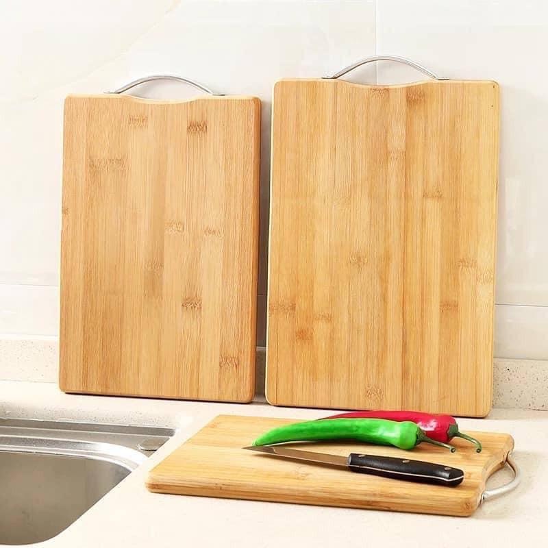 Thớt gỗ tre chữ nhật khoáng khuẩn loại dày kích thước lớn 20x30cm có móc treo inox Hàng Việt Nam