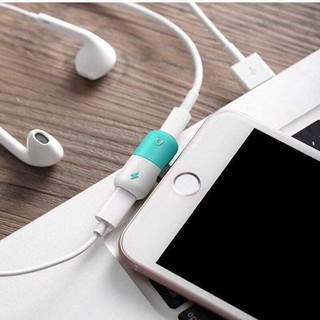cáp chia cổng sạc và tai nghe micaro .dành cho các loại máy iPhone 6.7.8.x
