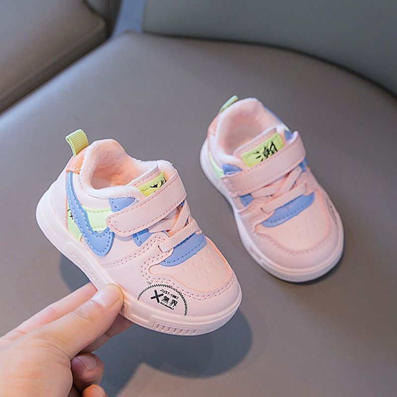 Giày thể thao cho bé