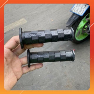 Bao tay Daytona gắn mọi dòng xe máy, chất liệu cao su với độ bám tốt tạo cảm giác thoải mái cho người dùng