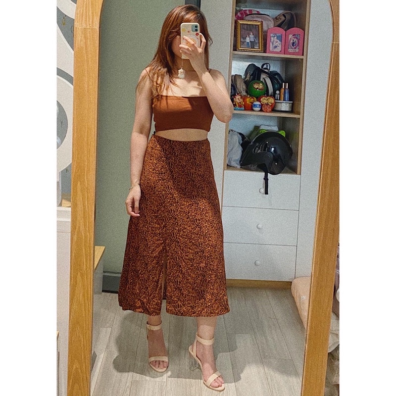 Chân váy midi xẻ đùi