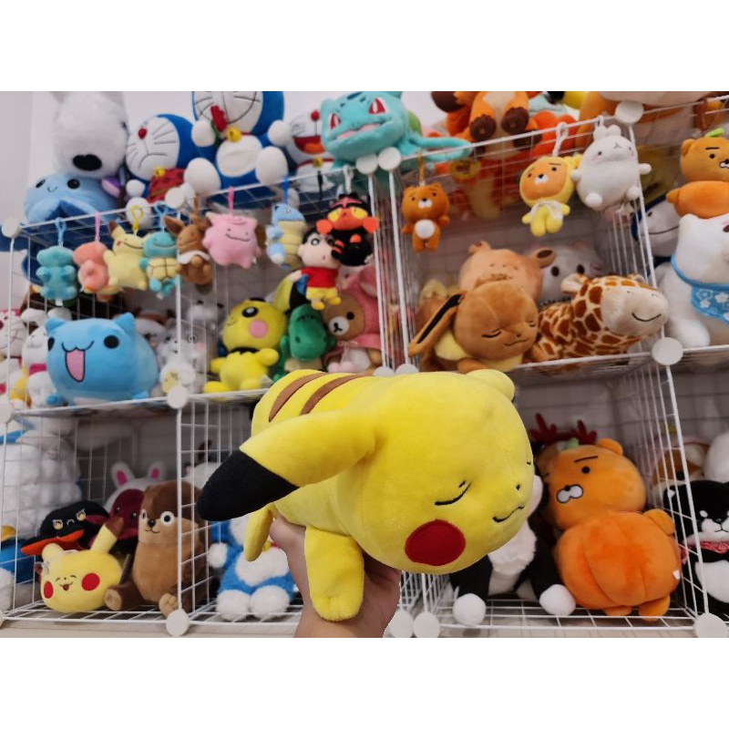 Thú bông Pikachu nằm ngủ