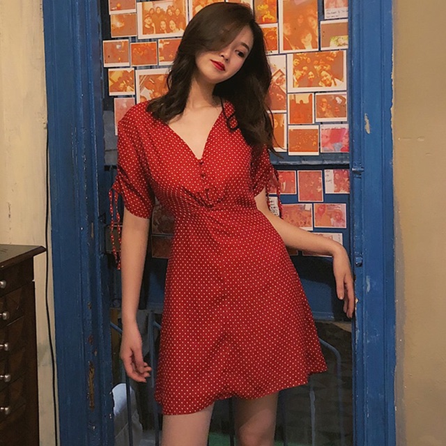 Váy đỏ chấm bi