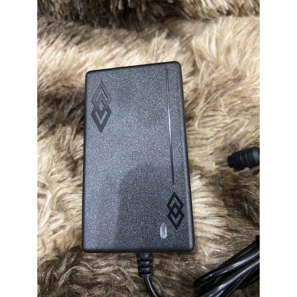 Sạc 2S 8.4V 2A Loại tốt dùng cho pin Li-ion có đèn báo và tự ngắt khi đầy.