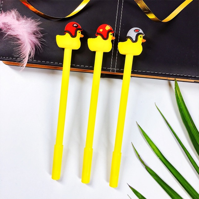 Bút bi nước vịt đội mũ