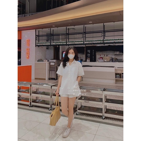 Áo sơ mi nữ ngắn tay có cổ phối cúc sườn xẻ vạt - The Sweater Weather | BigBuy360 - bigbuy360.vn