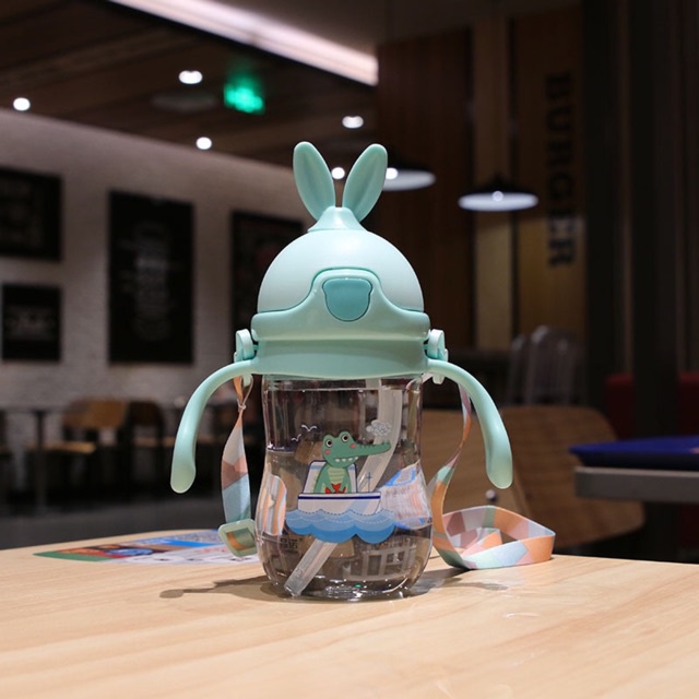 Bình uống nước cho bé mang đi học dung tích 250ml hình thỏ có tay cầm kèm dây đeo