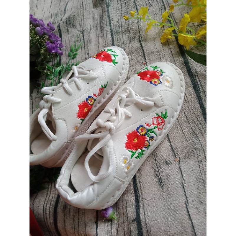 giày thể thao thêu hoa hàng xịn đẹp size 36 vừa | BigBuy360 - bigbuy360.vn