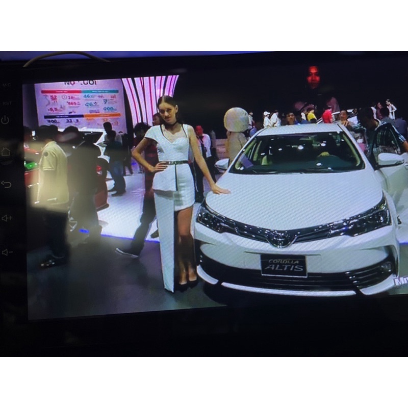 Màn android 9inch cắm sim 4g lắp chung xe hơi.