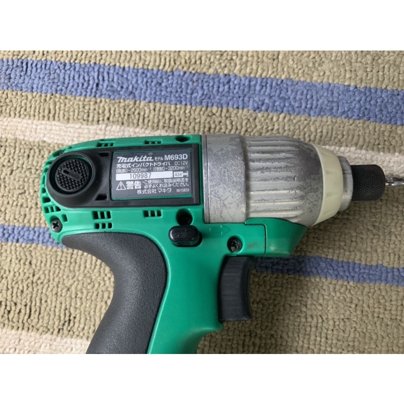 Máy bắt vít Makita M693D đầu khía