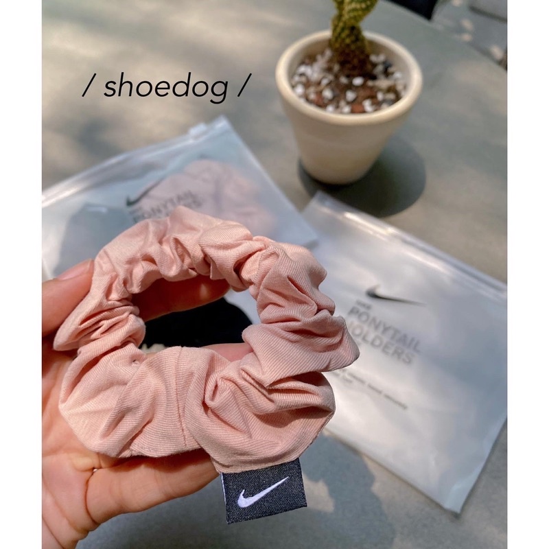 [Chính hãng] Set dây cột tóc Nike scrunchies màu hồng và đen xinh xắn có thể làm vòng tay