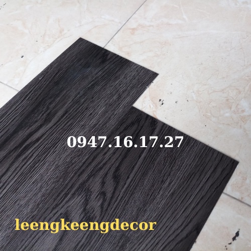 Miếng dán nền giả gỗ cho sàn nhà đẹp xinh keo sẵn tự dính màu đen nhựa nguyên sinh chống trơn chống xước hàng loại 1
