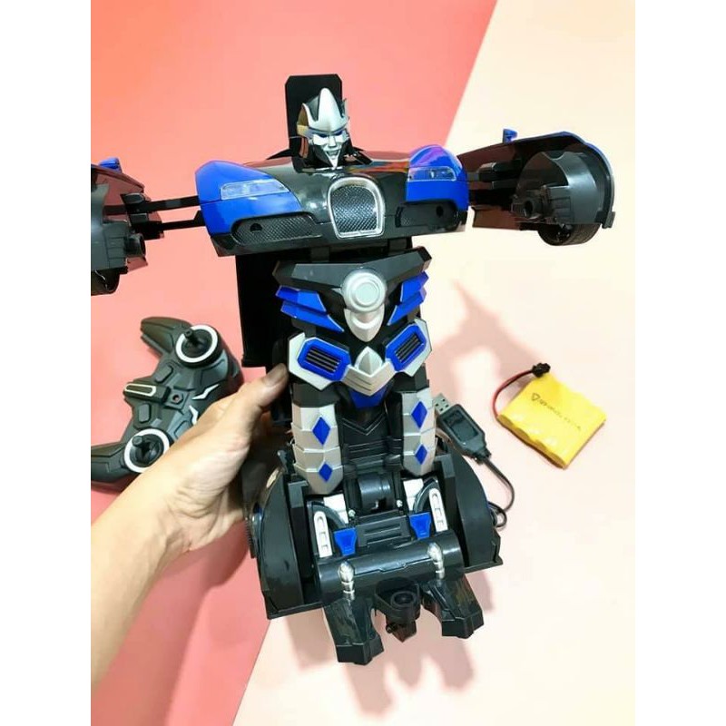 xe ô tô điều khiển biến hình thành siêu nhân