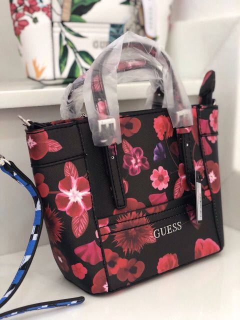 Hàng về đủ màu a
❤️Túi GUESS HOA MINI
84507392833708
Hàng chuẩn auth - full tag và túi vải.
Size mini hoạ tiết.