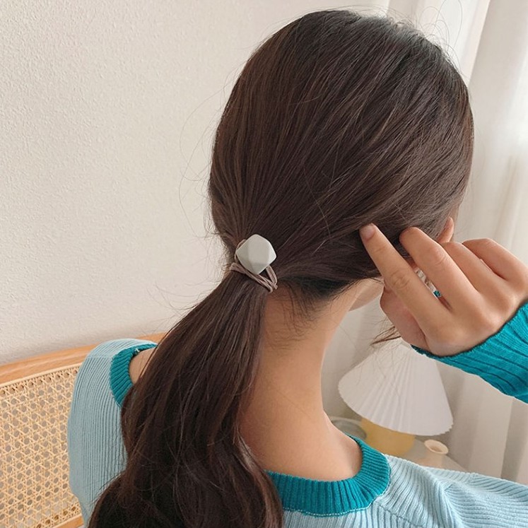 Thun cột tóc hình vuông đơn giản thời trang