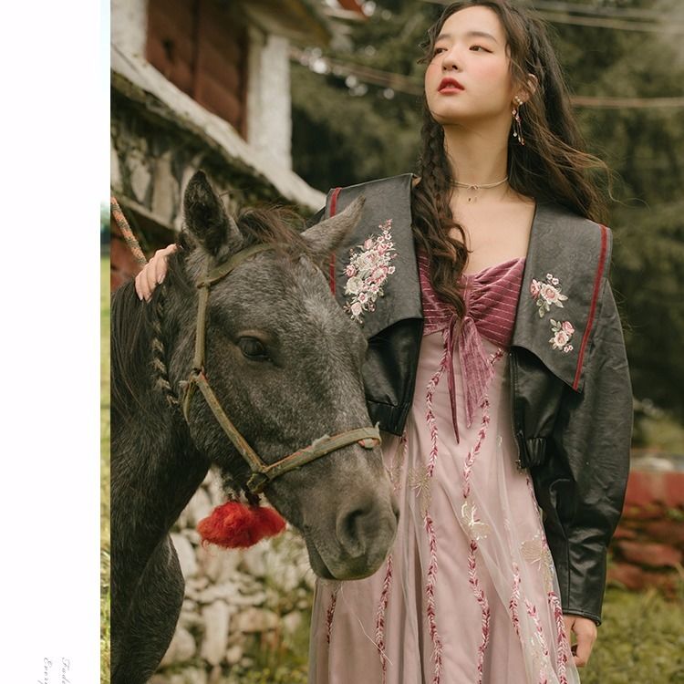 BUTTERFLY Đầm Nhung Tím Thêu Họa Tiết Bướm Thời Trang Nữ Tính | BigBuy360 - bigbuy360.vn