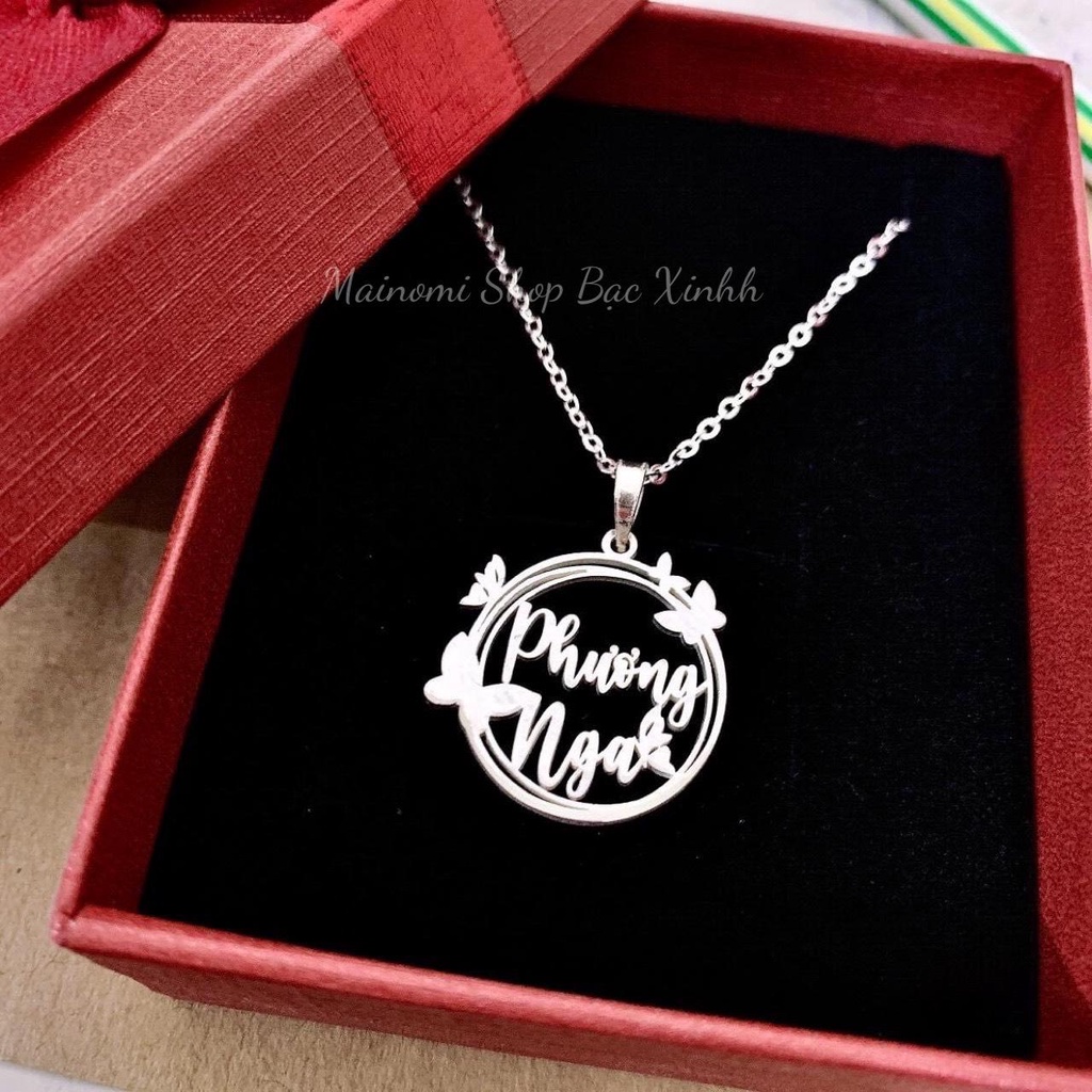 Dây chuyền mặt tròn hoạ tiết khắc tên theo yêu cầu cho bé thiết kế bởi MAINOMI