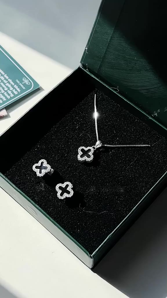 Dây chuyền bạc nữ TLEE mẫu dây cỏ bốn lá đá đen xinh xắn TLEE JEWELRY D0150 | BigBuy360 - bigbuy360.vn