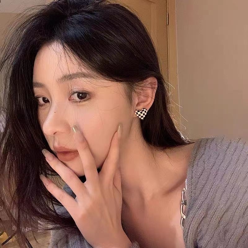 Đôi khuyên tai hình trái tim họa tiết ô vuông thời trang cho nữ