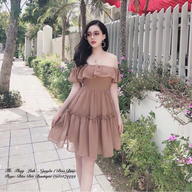 Đầm bèo xoè trễ vai