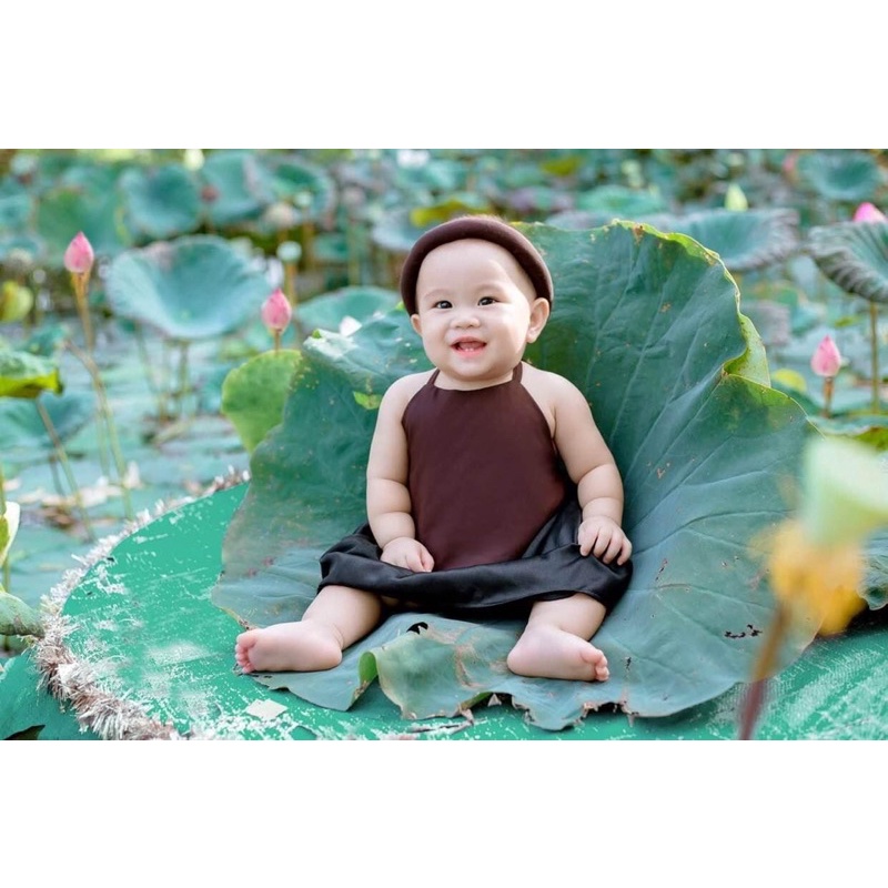 Yếm cho bé gái - mẫu chụp hoa sen siêu đẹp.(mấn- yếm- chân váy)